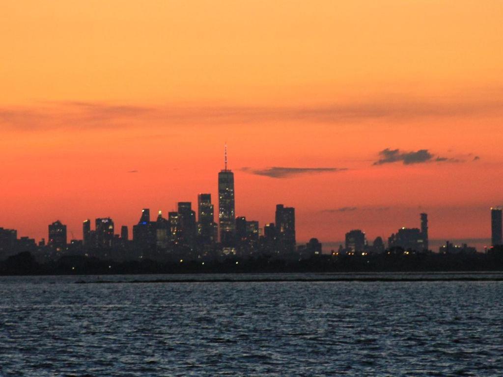 Chalet 60s Surf Camper With Nyc Skyline View In Rockaway *