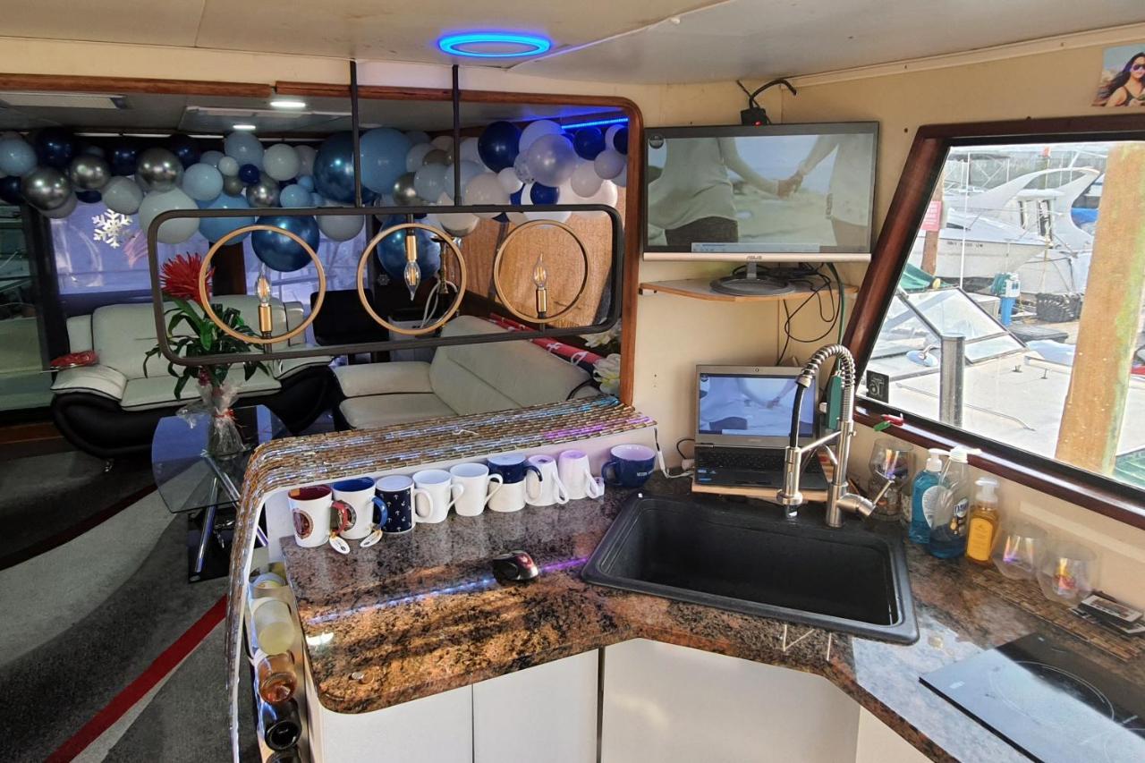 Botel Oceanfront 3-decks @ Yacht New York