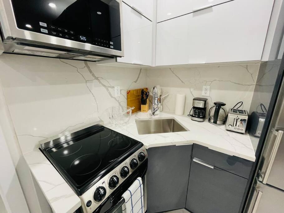 Apartment 78-3a Luxury Brand New Modern 1br W&d *