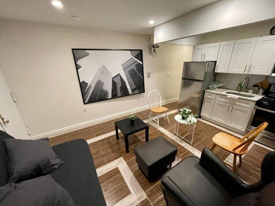 Amazing Ground Floor 2 Bedrooms In Nyc Subway Crossing The Street And One Station To Manhattan New York