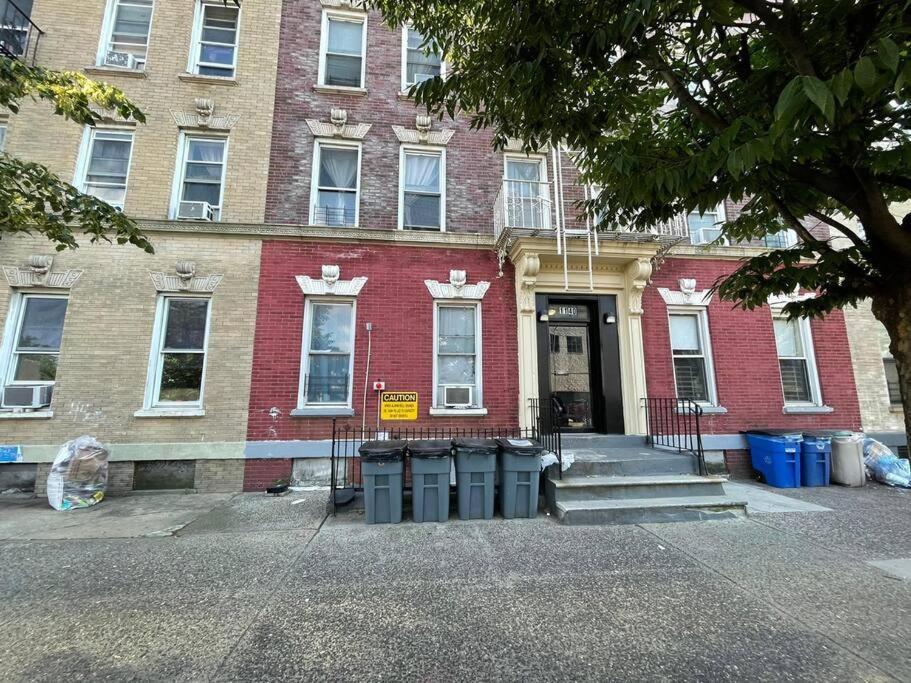 Amazing Ground Floor 2 Bedrooms In Nyc Subway Crossing The Street And One Station To Manhattan * New York