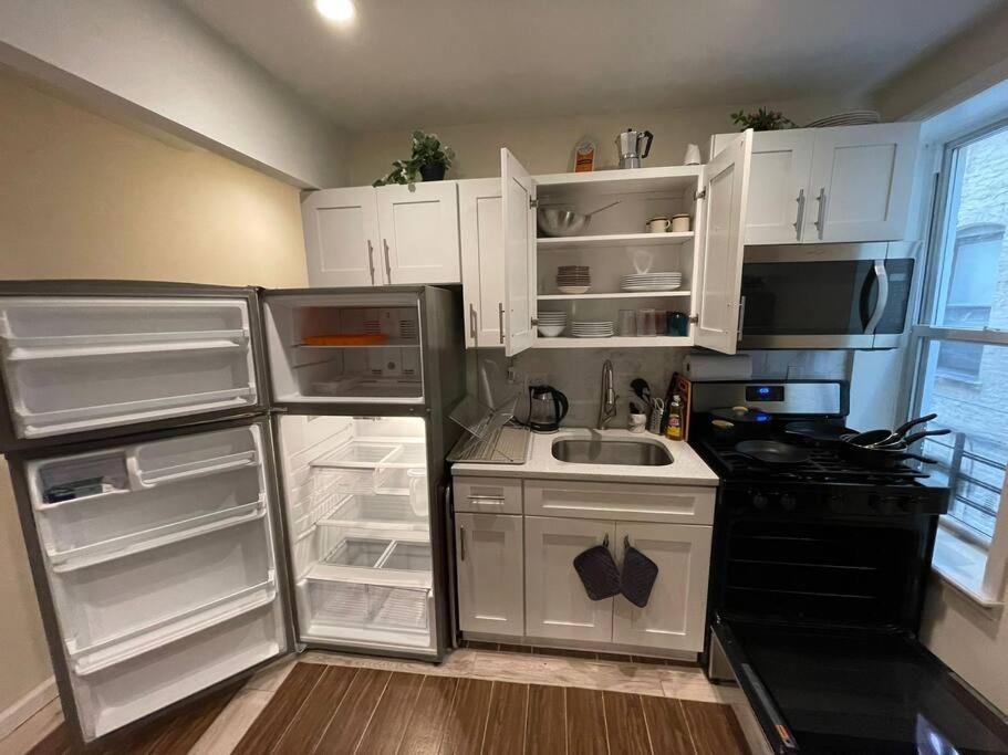 Amazing Ground Floor 2 Bedrooms In Nyc Subway Crossing The Street And One Station To Manhattan Apartment *