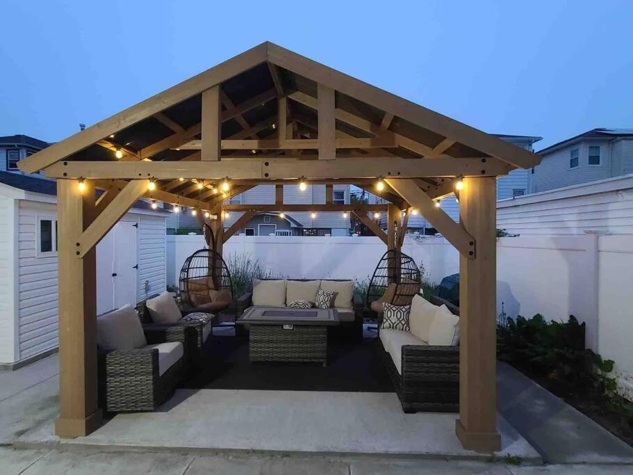 Homestead: Away From Apartment