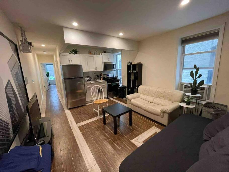 Amazing Ground Floor 2 Bedrooms In Nyc Subway Crossing The Street And One Station To Manhattan Apartment New York