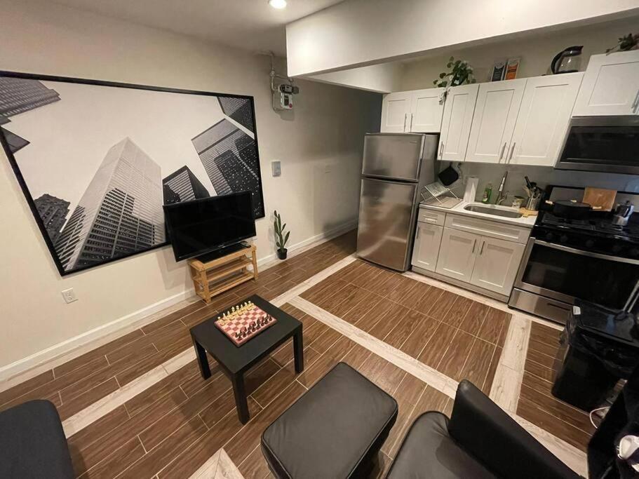 Amazing Ground Floor 2 Bedrooms In Nyc Subway Crossing The Street And One Station To Manhattan *
