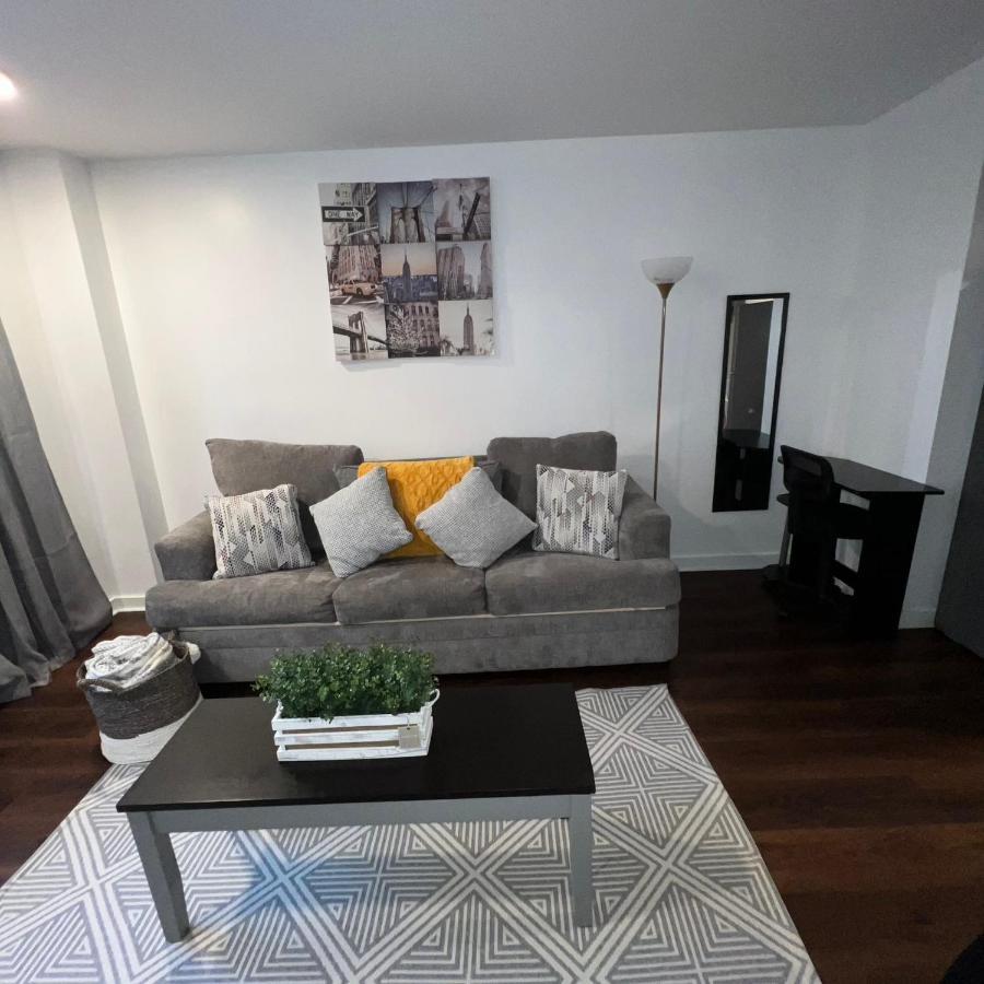 Cozy 1 Bedroom With Outdoor Patio Space *