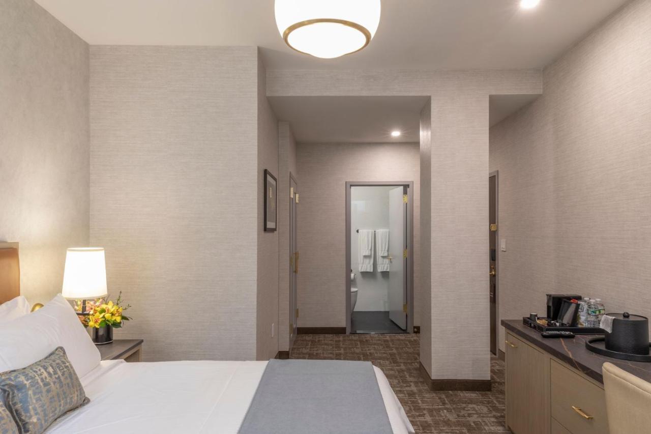Broadway Plaza 4*