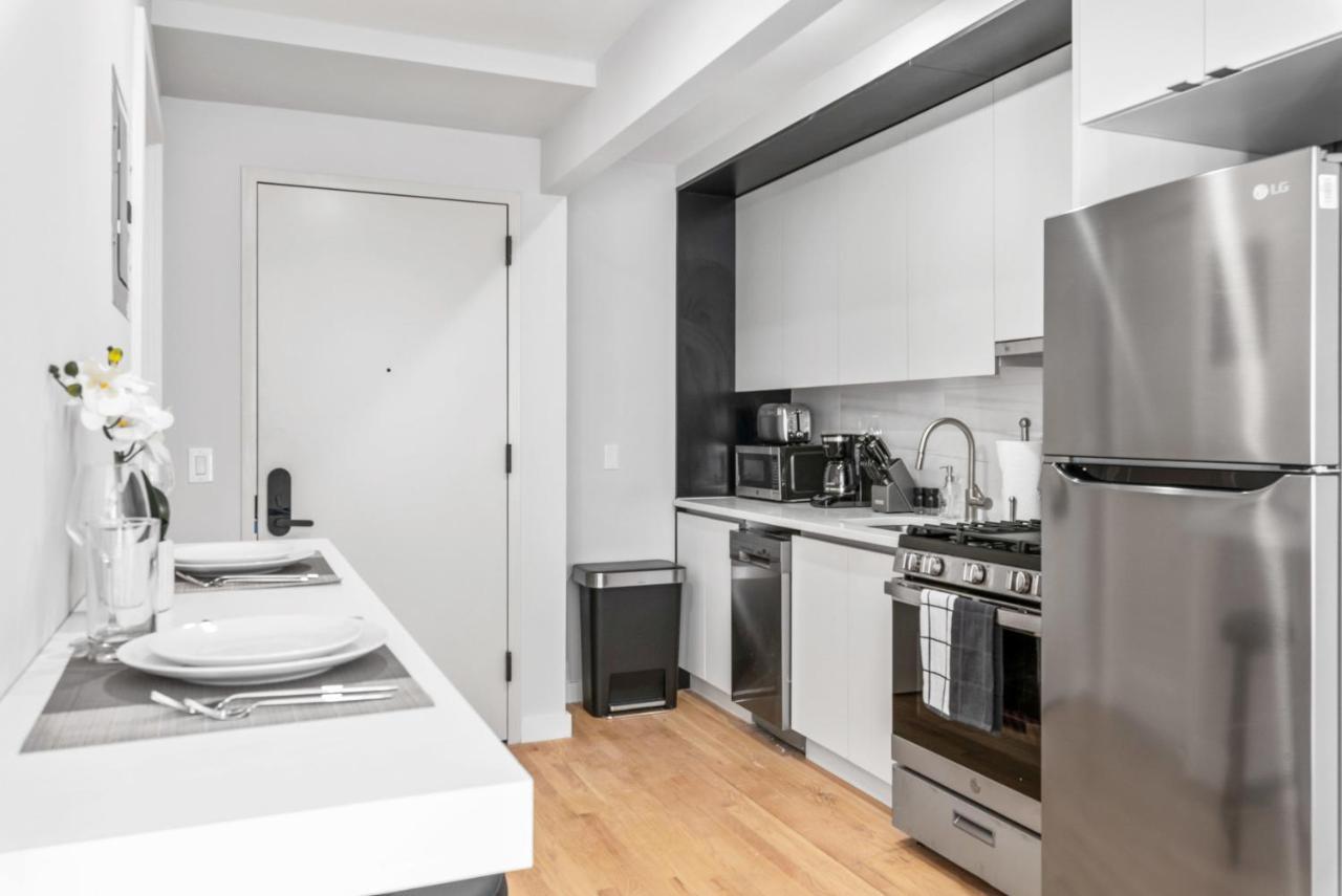 Luxe Studio In Upper East Side With Charming Juliet Balcony Holiday home New York