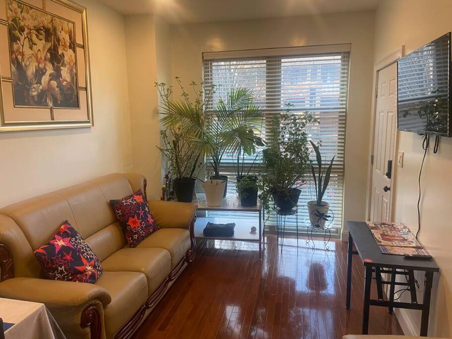 Beautiful Bedroom In A Private With Access To Patio Apartment New York