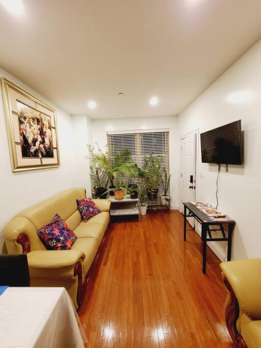 Beautiful Bedroom In A Private With Access To Patio New York