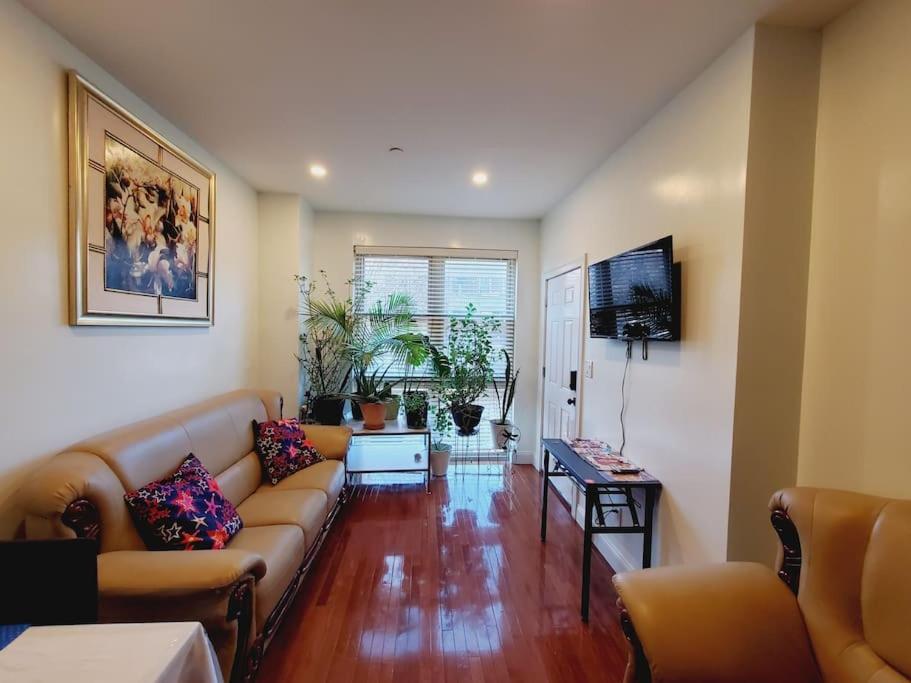 Beautiful Bedroom In A Private With Access To Patio Apartment *
