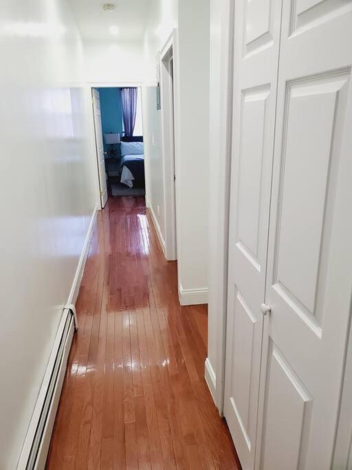 Beautiful Bedroom In A Private With Access To Patio New York