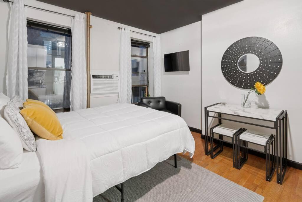 Midtown - Walking Distance To Times Square Apartment *