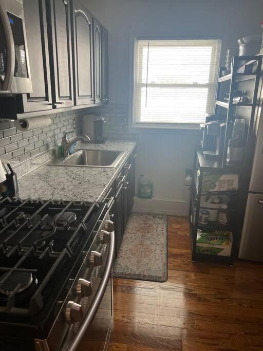 Cozy Lovely 2 Bedroom Apt, 5 Mins From Jfk Apartment *