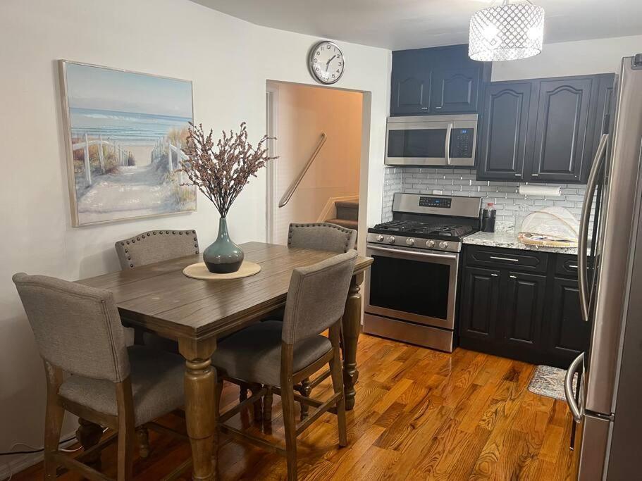 Cozy Lovely 2 Bedroom Apt, 5 Mins From Jfk * New York