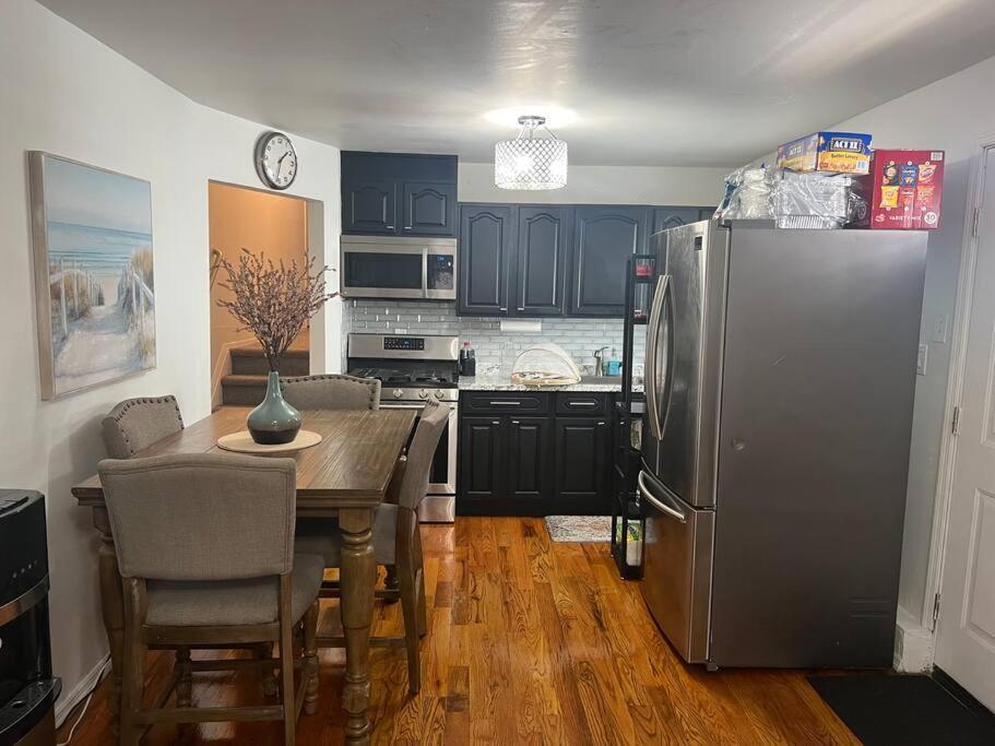 Cozy Lovely 2 Bedroom Apt, 5 Mins From Jfk Apartment New York