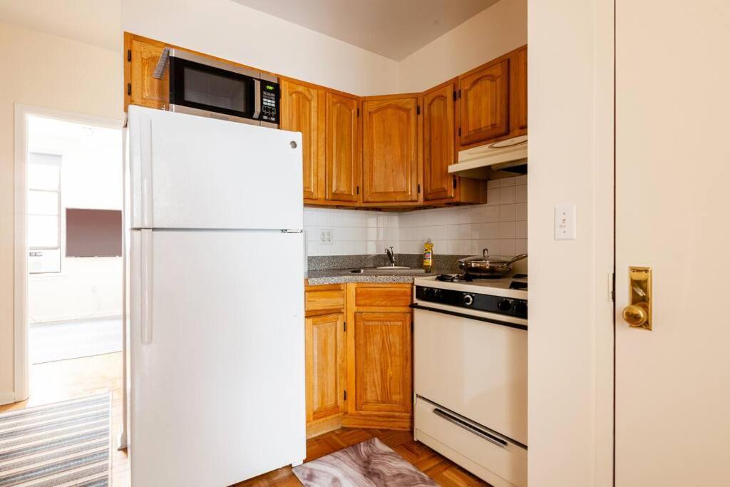 ✪ Large 2 Bedrooms ✪ Queen Beds ✪ Work Stations Apartment
