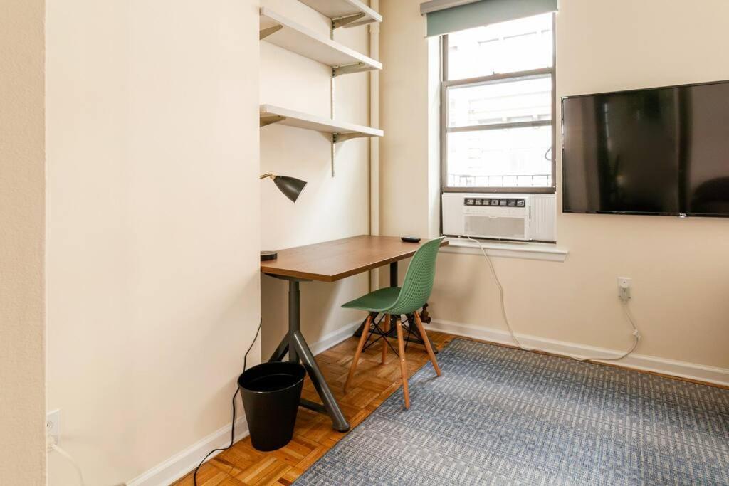 ✪ Large 2 Bedrooms ✪ Queen Beds ✪ Work Stations New York
