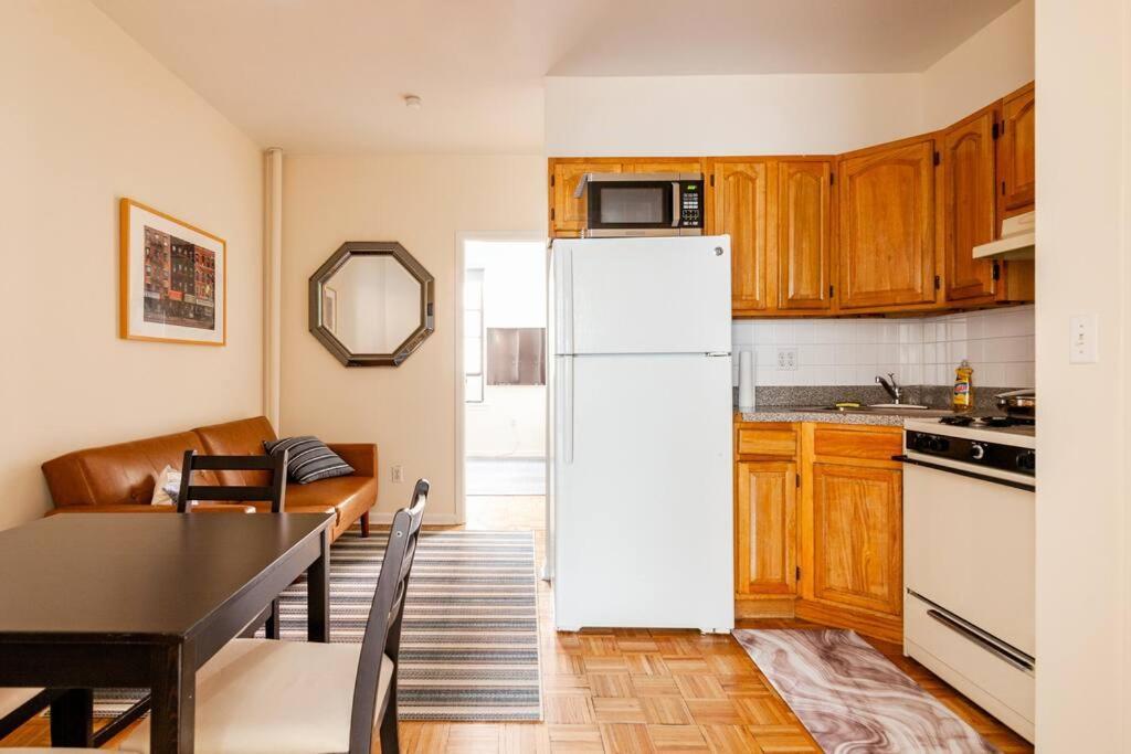 ✪ Large 2 Bedrooms ✪ Queen Beds ✪ Work Stations Apartment New York