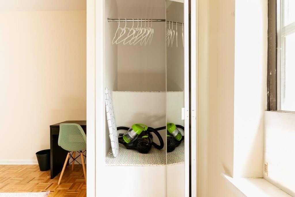 ✪ Large 2 Bedrooms ✪ Queen Beds ✪ Work Stations