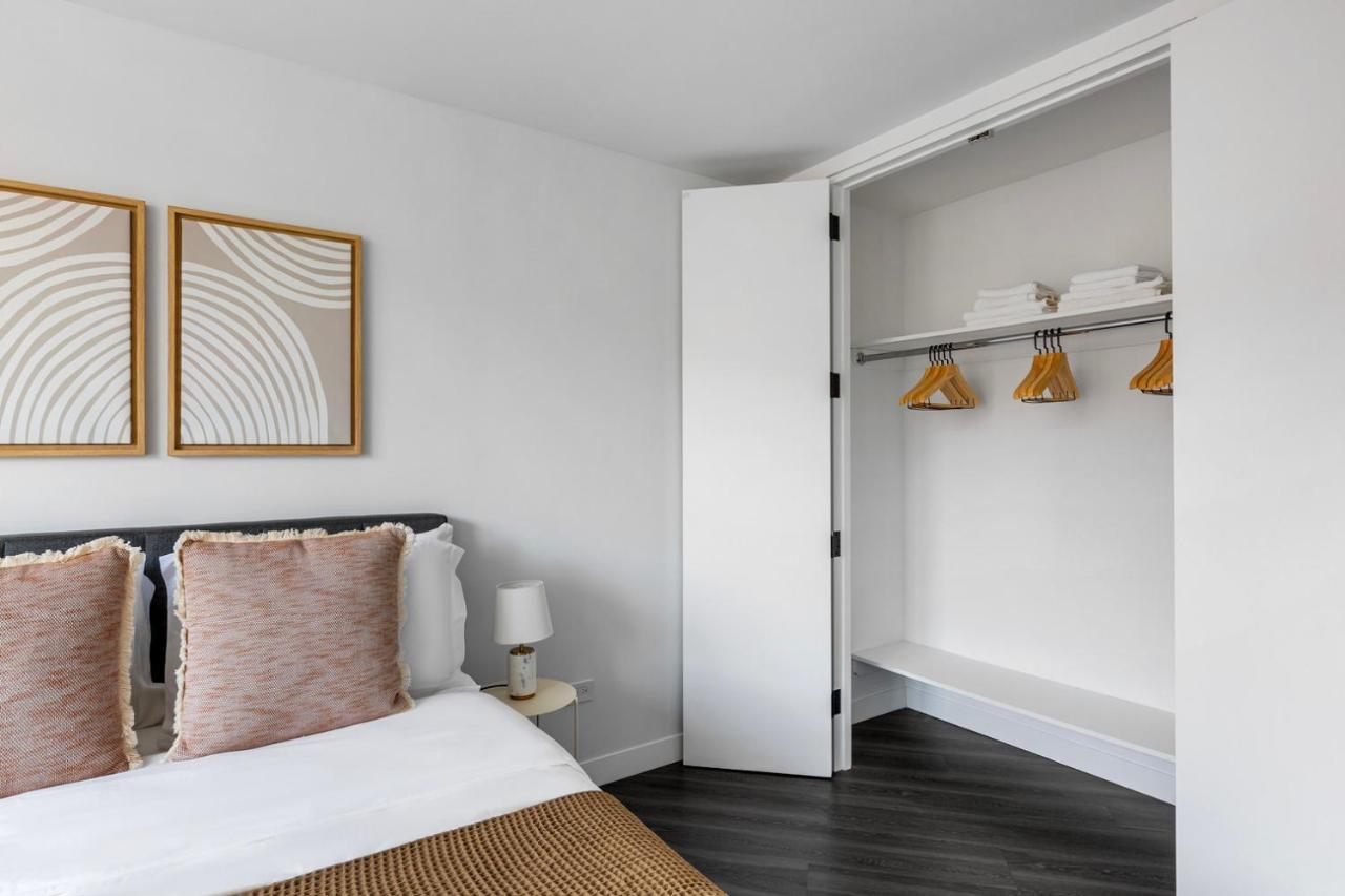 East Village 1br W Balcony Doorman Wd Nr Bars Nyc-1125 *