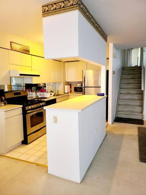 Apartment Spacious 3 Level Condo/townhouse, Free Parking. New York
