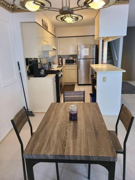 Spacious 3 Level Condo/townhouse, Free Parking. New York