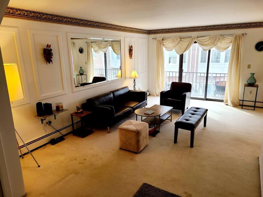 Spacious 3 Level Condo/townhouse, Free Parking. Apartment