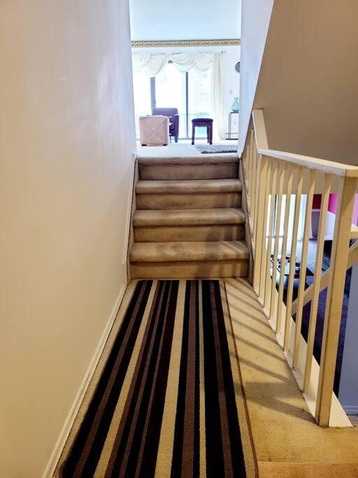 Apartment Spacious 3 Level Condo/townhouse, Free Parking.