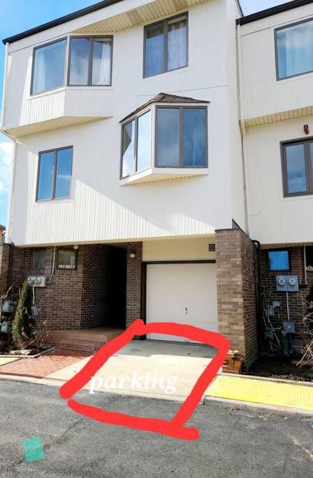 Spacious 3 Level Condo/townhouse, Free Parking. * New York