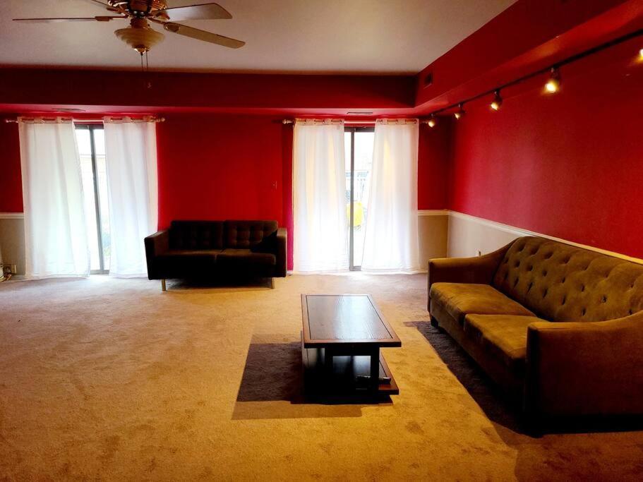 Spacious 3 Level Condo/townhouse, Free Parking. Apartment New York