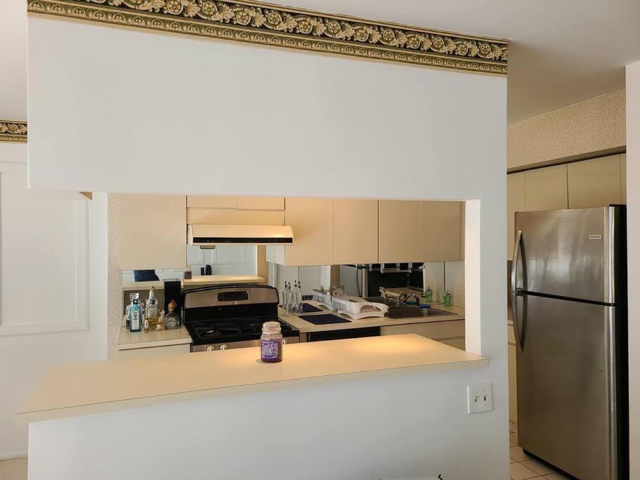 Spacious 3 Level Condo/townhouse, Free Parking. Apartment
