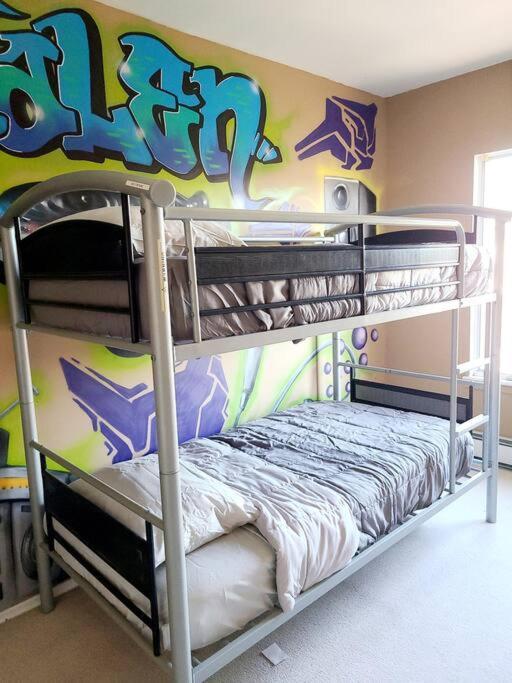 Spacious 3 Level Condo/townhouse, Free Parking. * New York