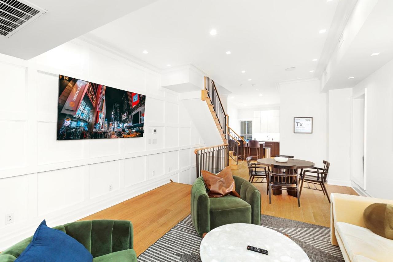 Luxurious 5 Bedroom Townhouse *
