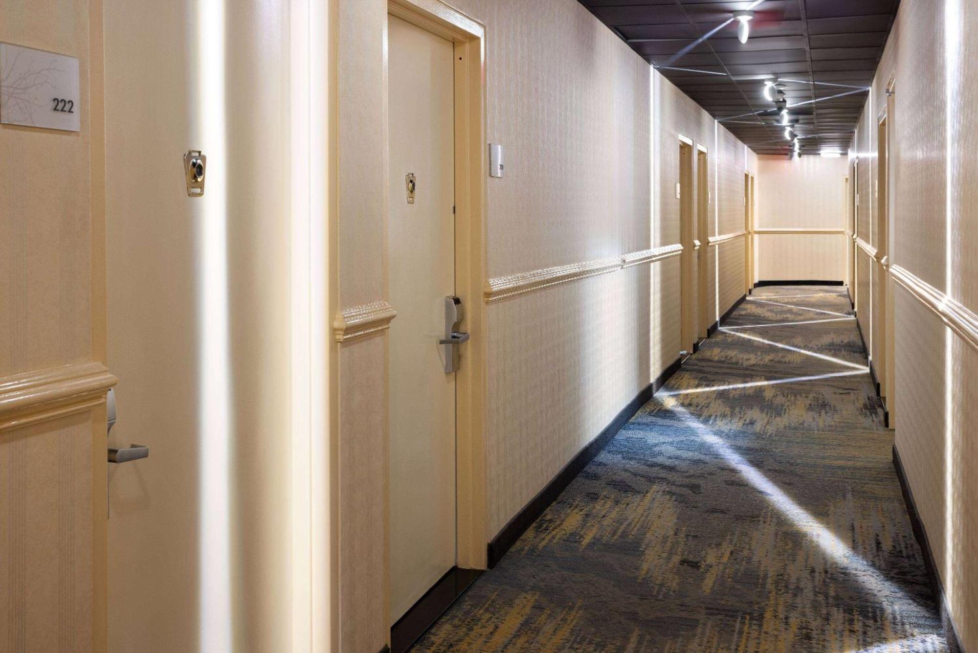Ramada By Wyndham Bronx Hotel 3*