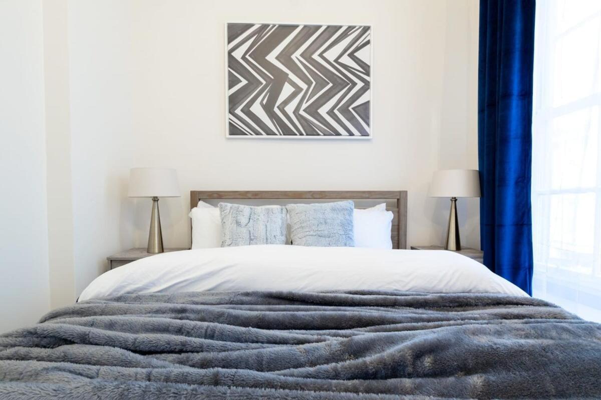 E10-1 Designer East Village Townhouse 1br New York