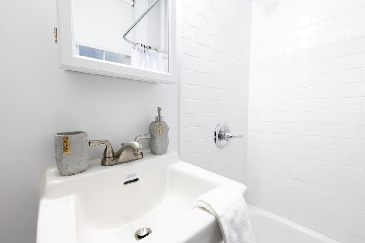 E10-1 Designer East Village Townhouse 1br Apartment *