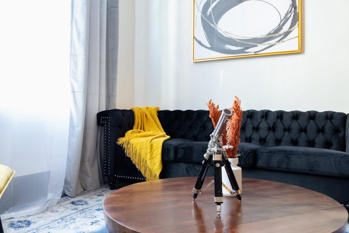 E10-1 Designer East Village Townhouse 1br Apartment