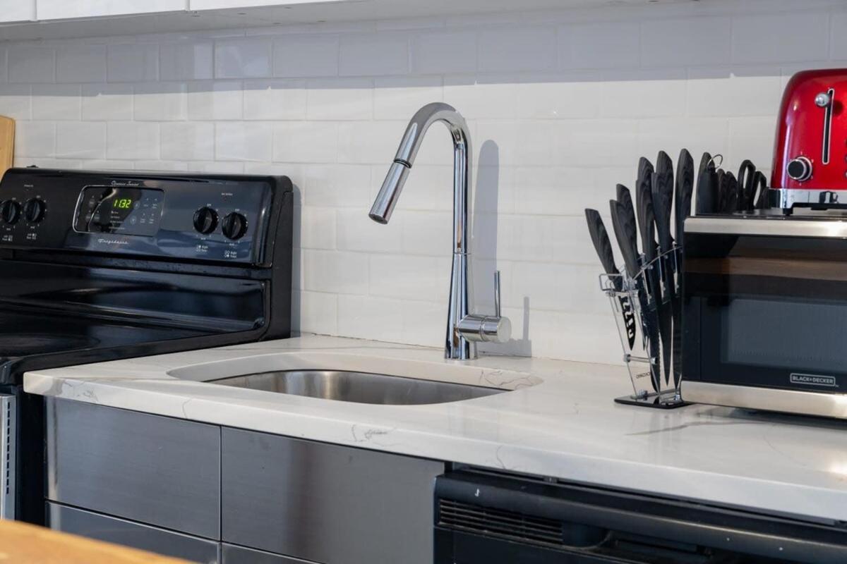E10-1 Designer East Village Townhouse 1br Apartment *
