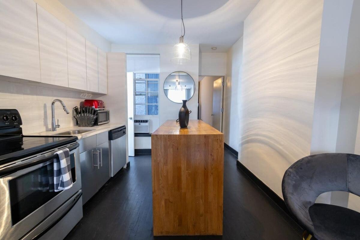 E10-1 Designer East Village Townhouse 1br Apartment *