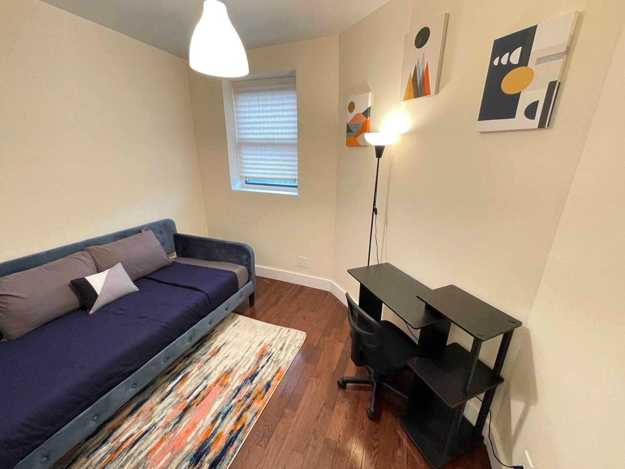 Apartment Unique Three Bedroom W/ Workspace *