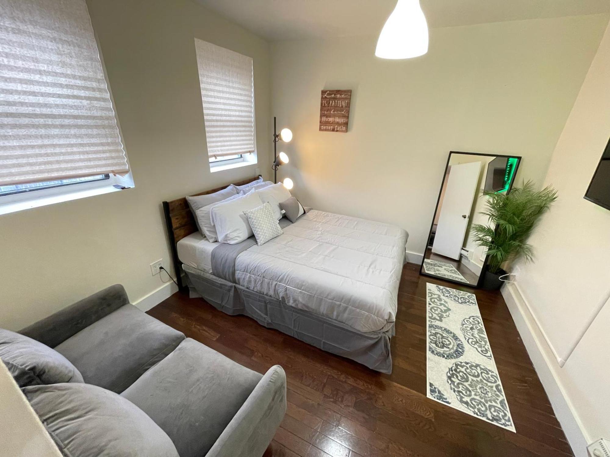 Apartment Unique Three Bedroom W/ Workspace *