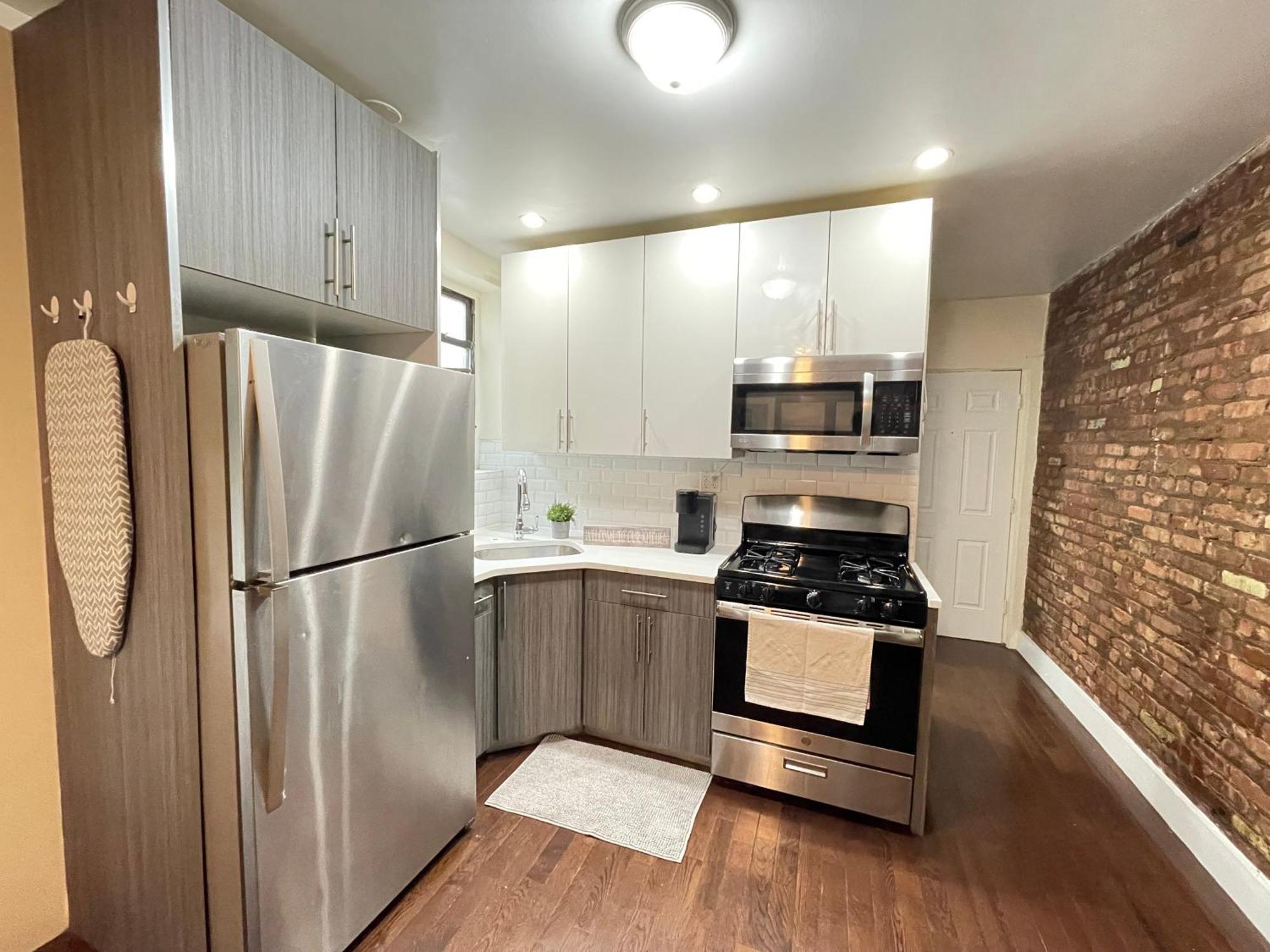 Unique Three Bedroom W/ Workspace *