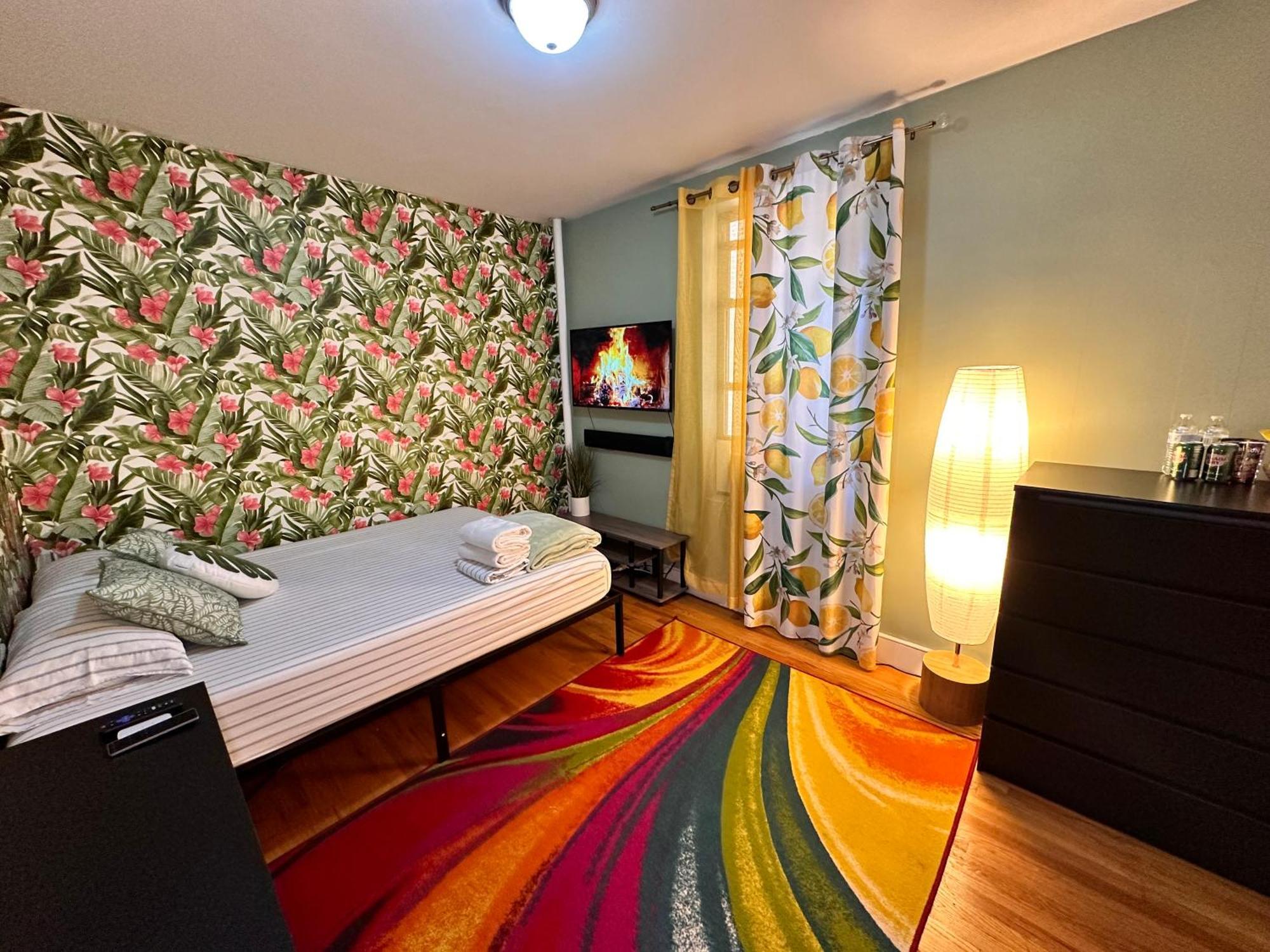 Tropical Comfort Room In Harlem Cozy Stay With Snacks & Style Apartment
