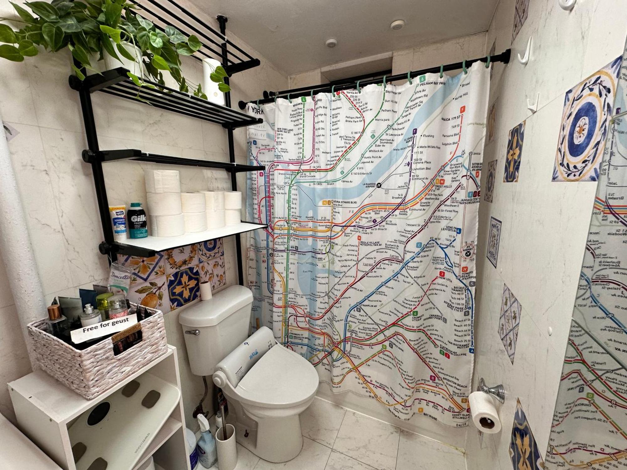 Tropical Comfort Room In Harlem Cozy Stay With Snacks & Style Apartment