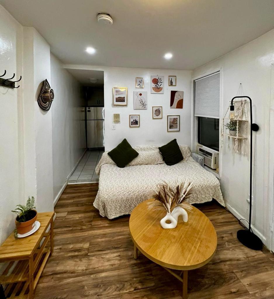 Apartment Amazing Ground Floor 2 Bedrooms In Nyc Subway Crossing The Street And One Station To Manhattan *