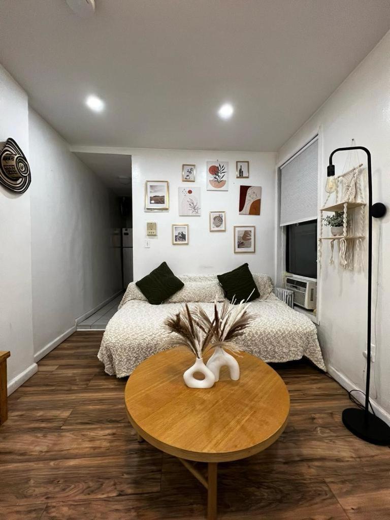 Amazing Ground Floor 2 Bedrooms In Nyc Subway Crossing The Street And One Station To Manhattan *