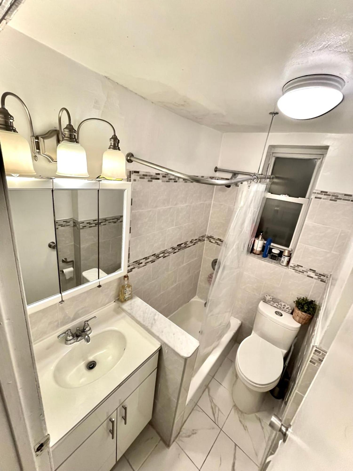 Amazing Ground Floor 2 Bedrooms In Nyc Subway Crossing The Street And One Station To Manhattan Apartment New York