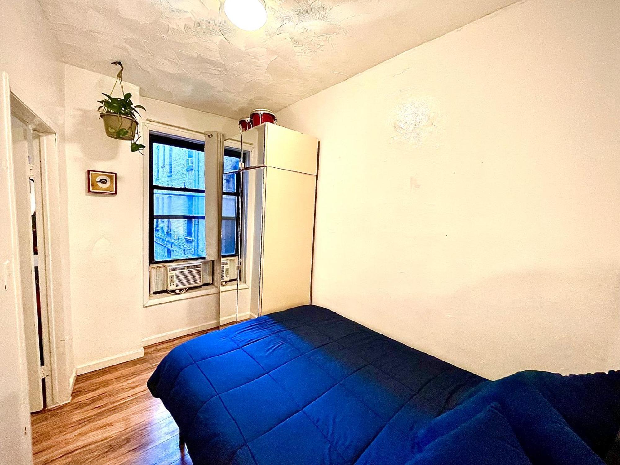 Amazing Ground Floor 2 Bedrooms In Nyc Subway Crossing The Street And One Station To Manhattan Apartment *