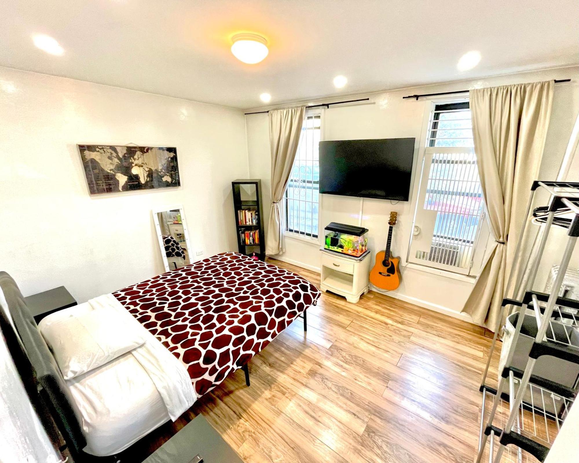 Amazing Ground Floor 2 Bedrooms In Nyc Subway Crossing The Street And One Station To Manhattan *
